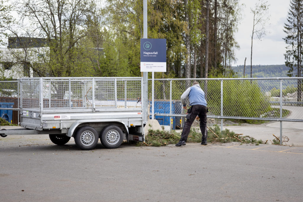 kunde kaster hageavfall