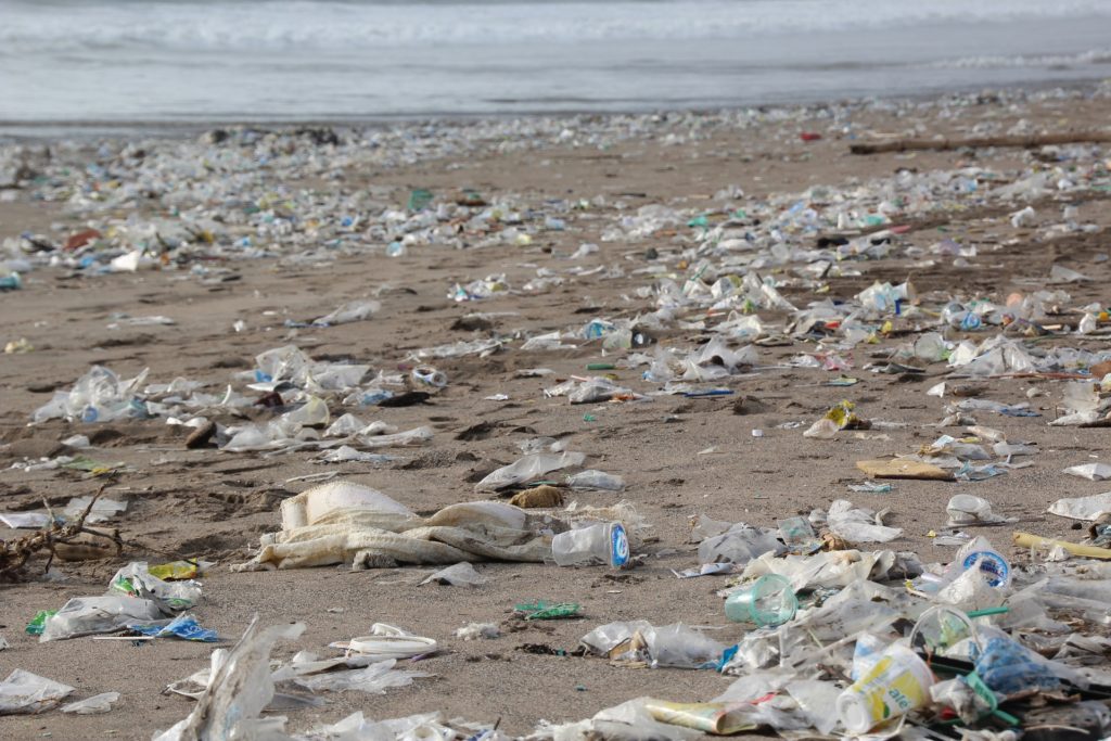 Plastforsøpling på strand